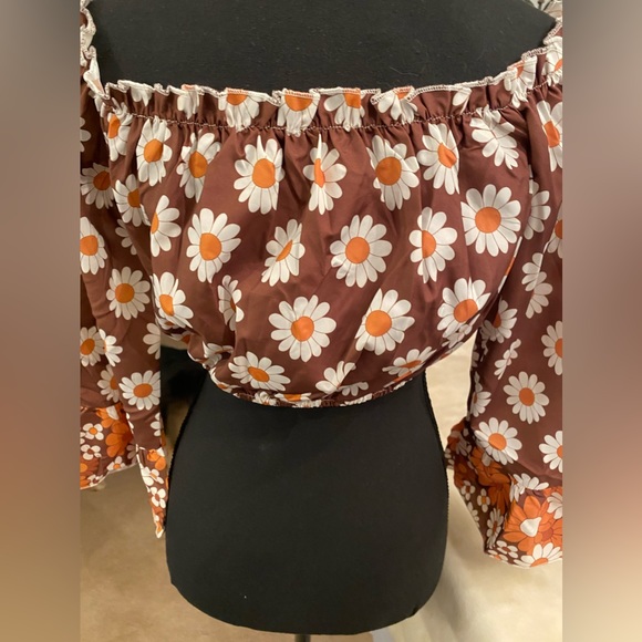 Floral Print Ruffled Bell Sleeve Cropped Top - Picture 2 of 5